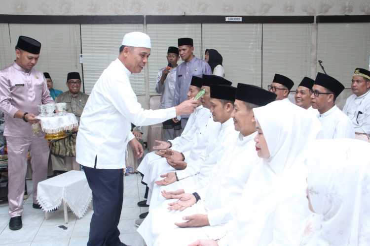 Jelang Keberangkatan Ke Tanah Suci, Bupati Inhil Langsungkan Prosesi Tepuk Tawar Bagi ASN