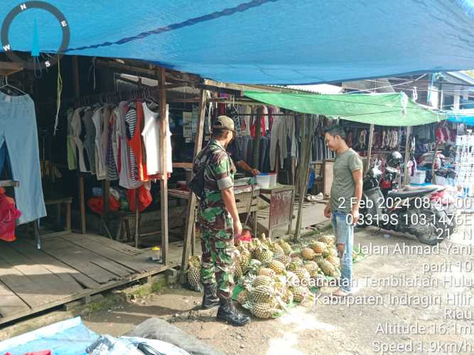 Serda Ronald Manalu Beritahu Pedagang di Pasar Kayu Jati Untuk Selalu Menjaga Kebersihan dan Ketertiban Pasar