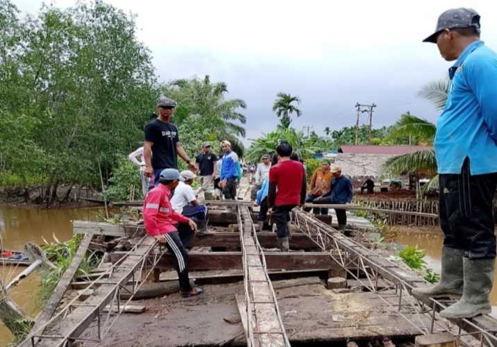 Warga Desa Teluk Kiambang Goro Perbaiki Jembatan Vital Penghubung Desa ke Kabupaten