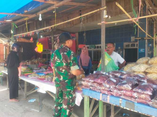 Babinsa Koramil 12/Batang Tuaka Memantau Kondisi Ekonomi di Pasar Sungai Luar