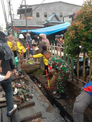 Babinsa Serma Nuryadi Cegah Banjir dengan Pembersihan Drainase Kota