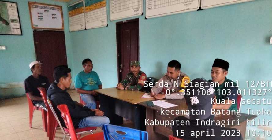 Serda Nasir Siagian Bersama Perangkat Desa Membina Warga Desa