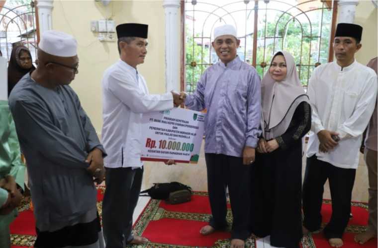 Sebelum Berbuka Puasa, Pj.Bupati Salurkan Bantuan Bagi Pengurus Mesjid Nurul Huda