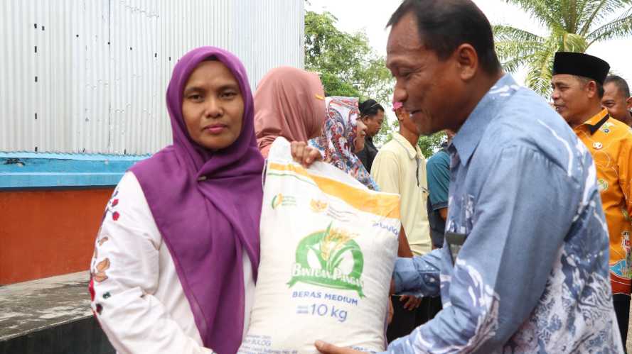 Perum Bulog Kantor  Cabang Tembilahan Salurkan 550 Ton Beras untuk Bantuan Pangan di Inhil