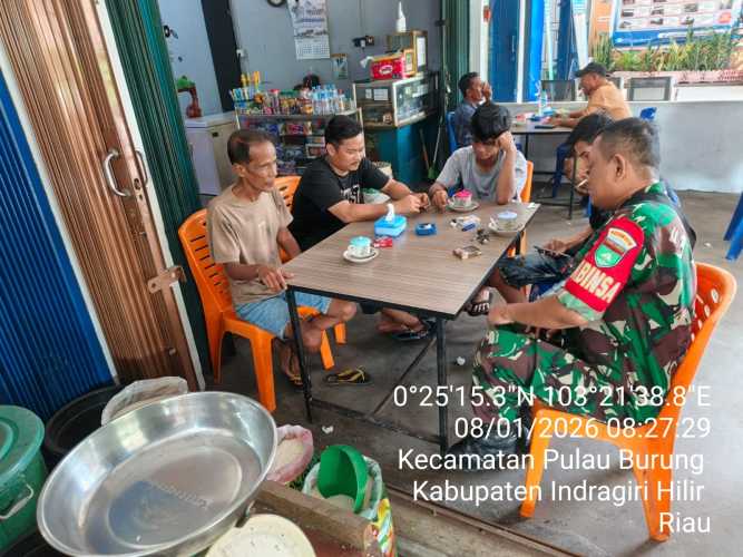 Babinsa Desa Sri Danai Jaya memperkuat simpul sosial bersama warga