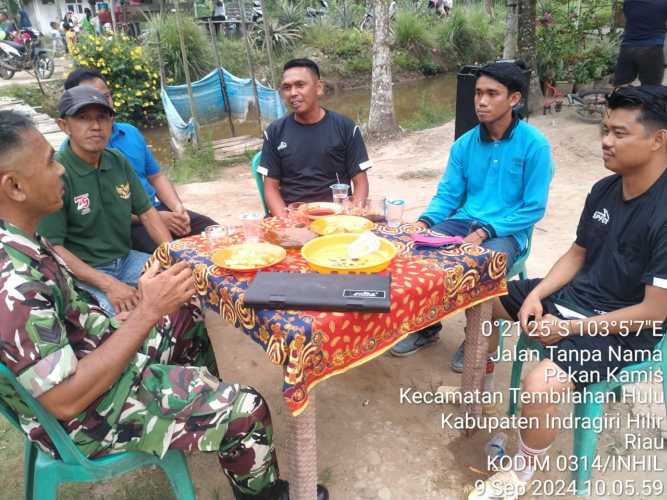 Babinsa Sialang Jaya Bersama Pemuda Jalankan Sosialisasi Keamanan Lingkungan