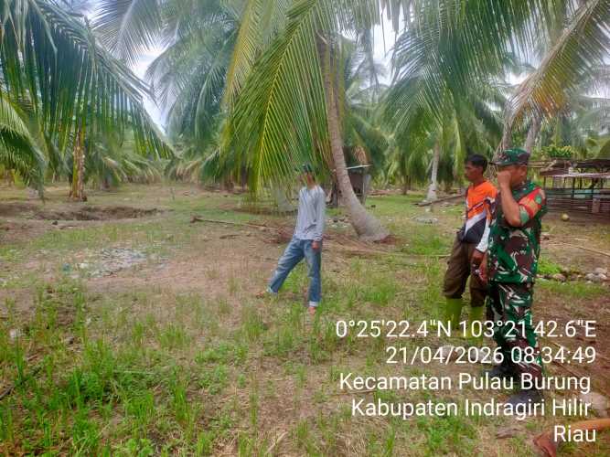 Babinsa Sri Danai Jaya Pastikan Keutuhan Tapal Batas Wilayah Binaan Melalui Patroli Terpadu