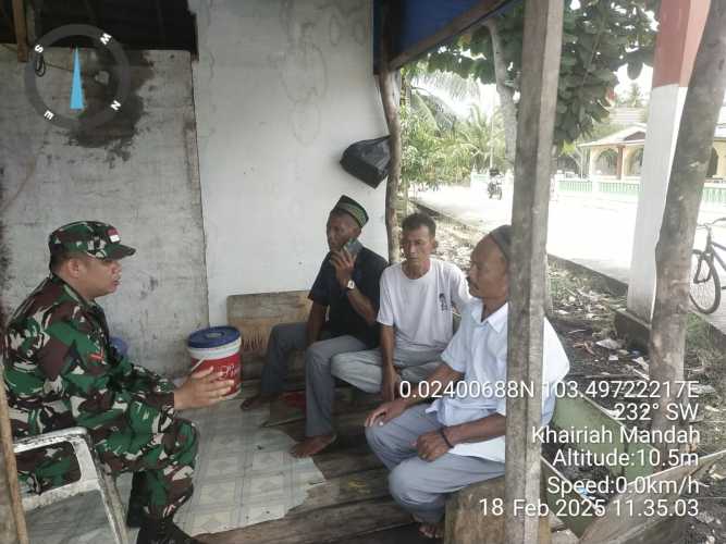 Babinsa Kopda Hendri  Himbau Warga Tidak Terlilit Pinjol