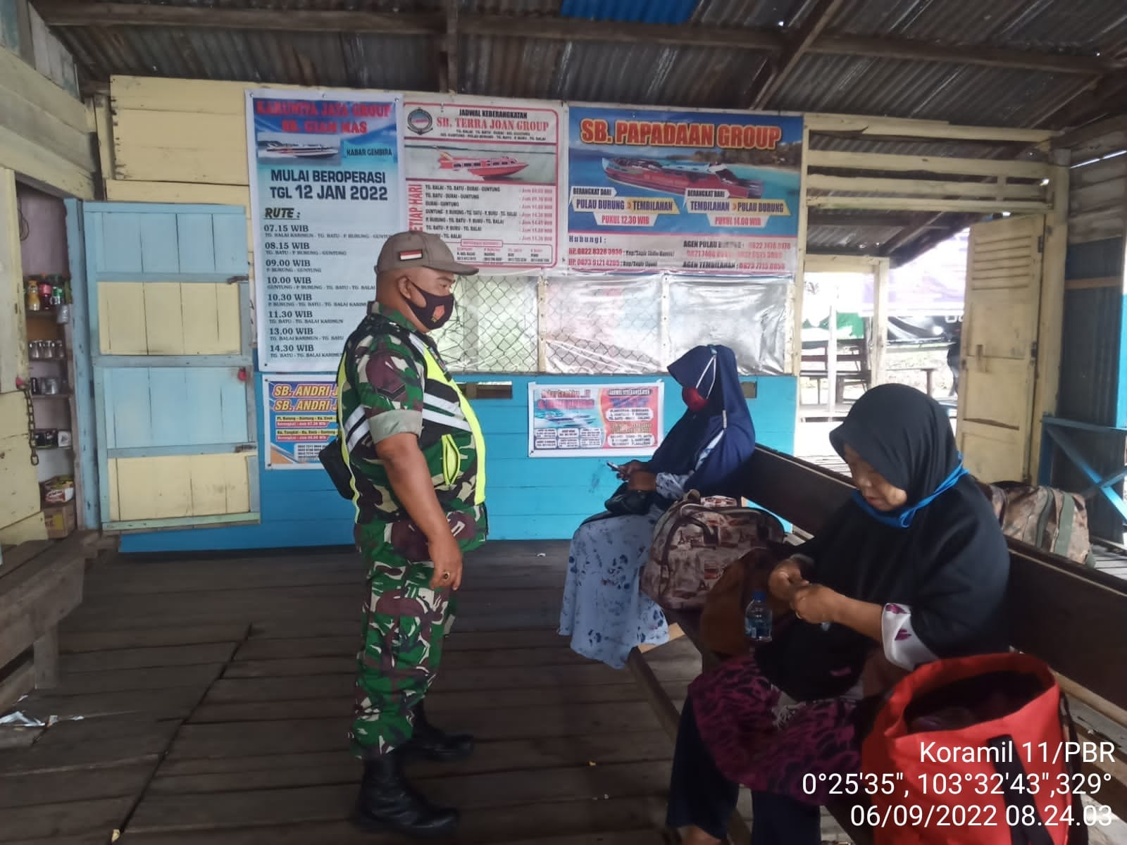 Serda Yulihendra Babinsa  Koramil 11/Pulau Burung Kodim 0314/Inhil Patroli Protokes di Pelabuhan Penumpang