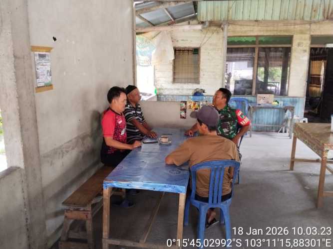 Babinsa Koramil 12/Batang Tuaka Tanamkan Semangat Gotong Royong dan Pengamalan Pancasila di Tengah Masyarakat