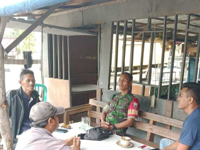 Babinsa Koramil 01/Tbh Lakukan Komsos, Fokus Menjaga Kebersihan Lingkungan