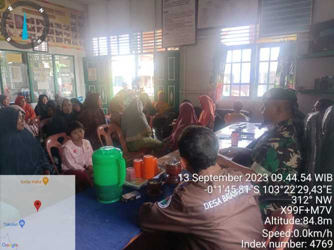 Babinsa Melaksanakan Pendampingan Warga penerima Bantuan  Langsung Tunai ( BLT)