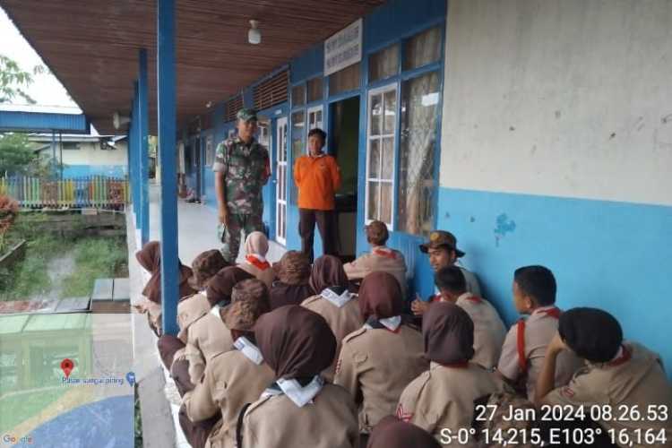 Sertu Januar Berikan Pembekalan Kepada Adik Adik Pramuka