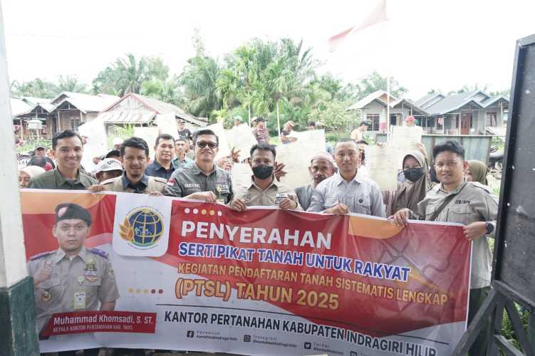 Kantah Inhil Serahkan 485 Sertipikat Elektronik kepada Warga Desa Sungai Junjangan