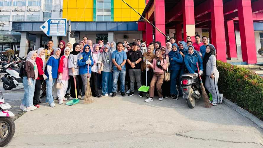 Gotong Royong Pererat Silaturahmi dan Kekompakan Karyawan RSUD Puri Husada Tembilahan