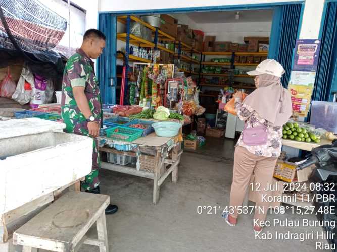 Pesan Menjaga Kebersihan Terus dilakukan Babinsa Pulau Burung