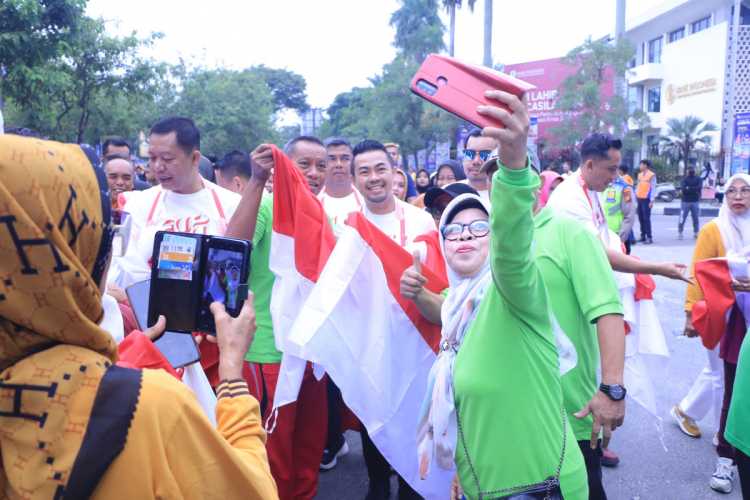 Pj Walikota Bagikan Bendera Merah Putih dalam Rangkaian Pembagian 10 Juta Bendera