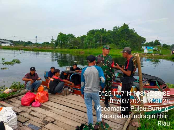 Babinsa Koramil 11/PBR Tingkatkan Pengawasan Keselamatan di Pelabuhan Rakyat Desa Sri Danai Jaya