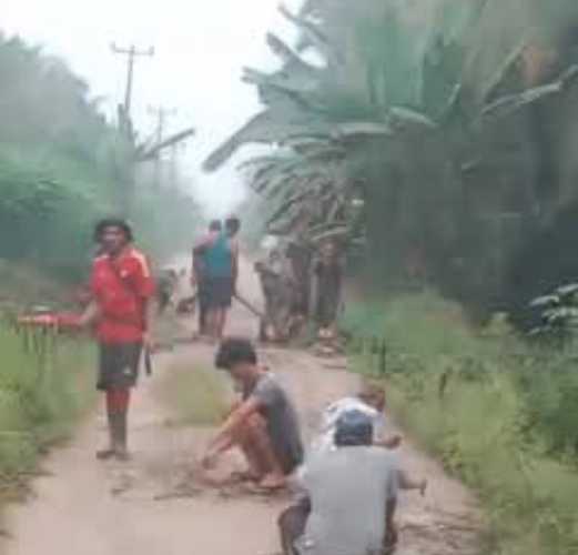 Prihatin Jalan Rusak, Warga Sungai Lokan Gotong Royong Tambal Jalan Lintas Enok