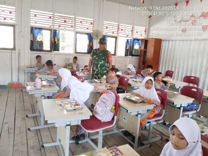 Babinsa Sertu Anton Dampingi Pembagian 2.903 Porsi Program Makan Bergizi Gratis di Tembilahan Hilir