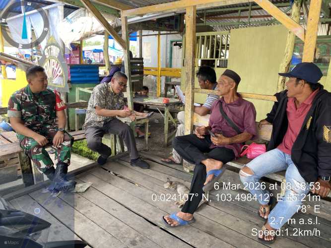 Babinsa Koramil 08/Mandah Edukasi Warga Agar Tidak Mudah Percaya Hoaks