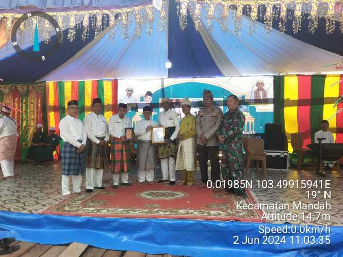 Danramil Mandah Menghadiri Undangan  Wisuda Santri