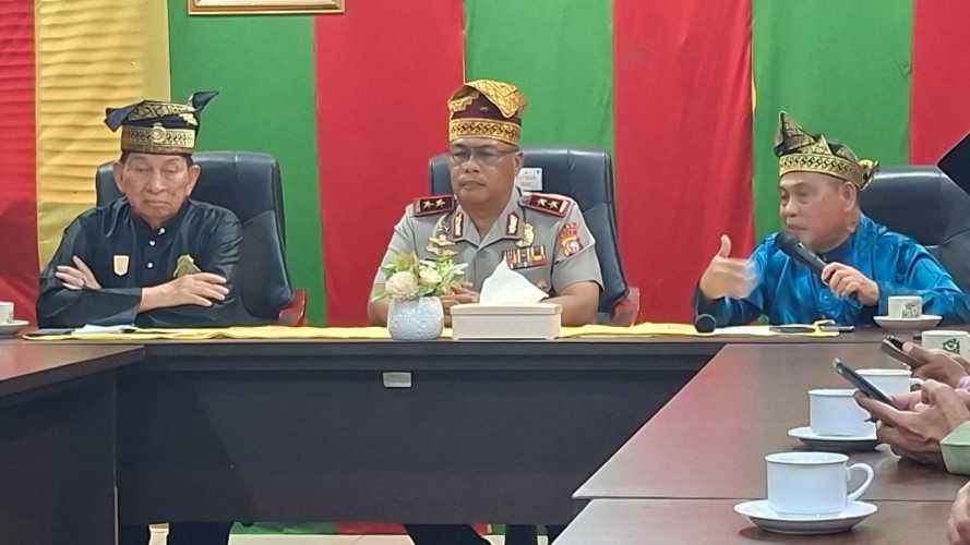 Sambangi Balai Adat, Kapolda Riau Gandeng LAMR Berantas Narkoba Lewat Kampung Bersinar