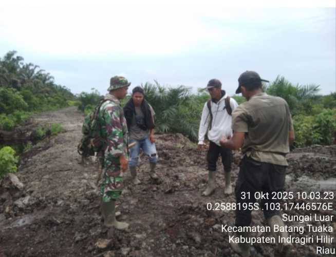 Babinsa Koramil 12/Batang Tuaka Laksanakan Sosialisasi dan Patroli Tapal Batas di Desa Sungai Luar