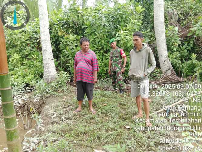 Babinsa Serda Ronald Manalu Patroli Pencegahan Karhutla Jelang Lebaran di Tembilahan Hulu