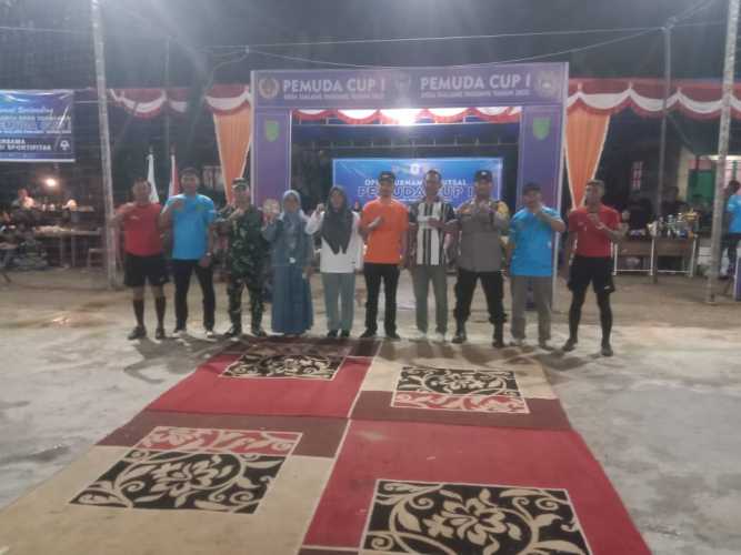 Babinsa Serka Masri Hadir Dalam Penutupan Turnamen Futsal “Pemuda Cup I” Tahun 2025 di Desa Sialang Panjang