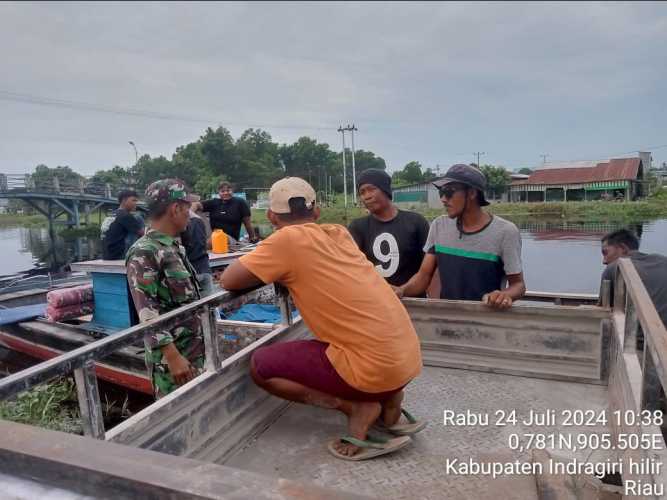 Babinsa Pulau Burung Eratkan Hubungan dengan Nelayan Setempat