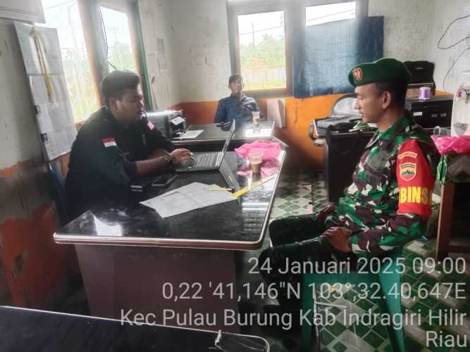 Babinsa dan APDes Desa Keramat Jaya meningkatkan kepercayaan masyarakat terhadap pihak keamanan.