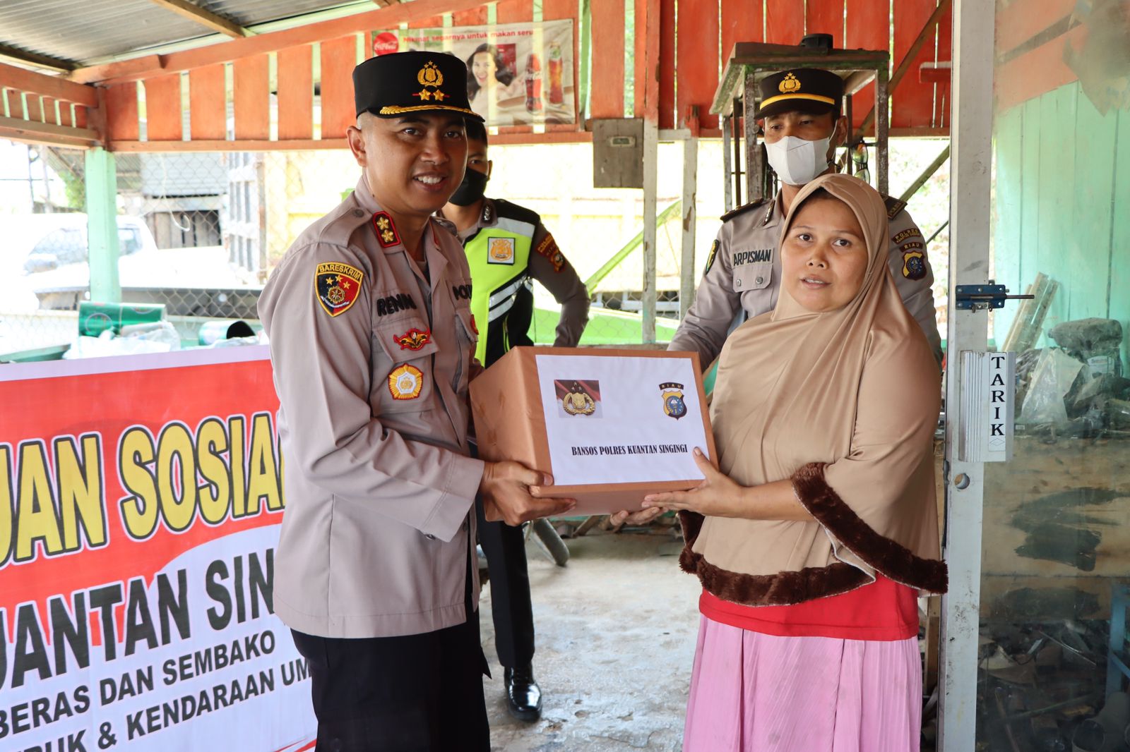 Polres Kuansing  Kembali Bagikan  Ratusan Paket Bansos, Kepada warga Kurang Mampu di 6 (enam) Kecamatan.