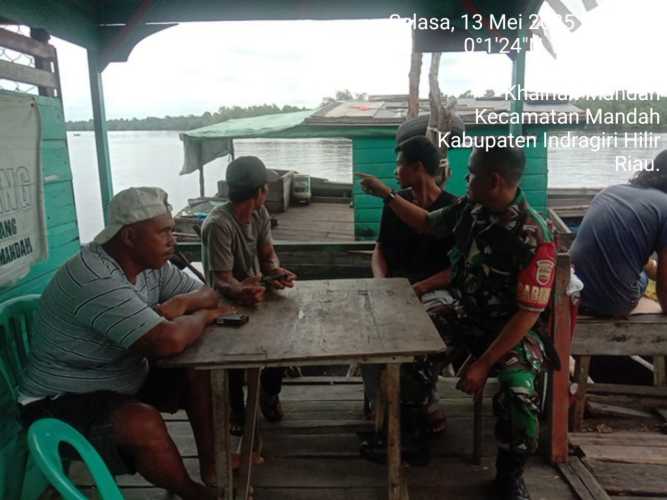 Babinsa Desa Bakau Aceh Lakukan Penyuluhan Keselamatan Pelayaran bagi Nahkoda Kapal