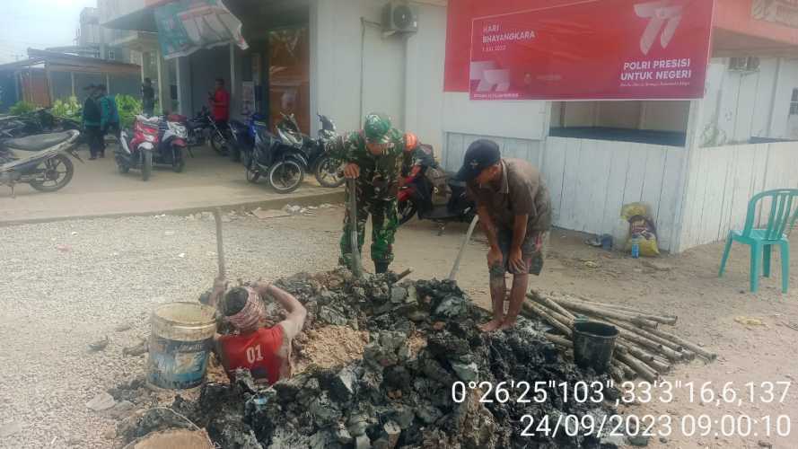 Jaga Proyek Nasional,Babinsa Tinjau Pekerjaan Penggalian Kabel Tanah