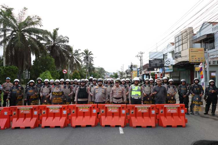 Kapolresta Cilacap Turun Langsung Mengamankan Mapolresta Cilacap Dari Ancaman Massa Anarko