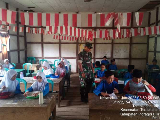 Babinsa Sertu Anton Dukung Program Makan Bergizi di Sekolah Tembilahan
