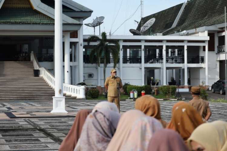 Di Saat Memimpin Apel Pagi,Wabup Siak Ajak ASN Tetap Fokus Kerja