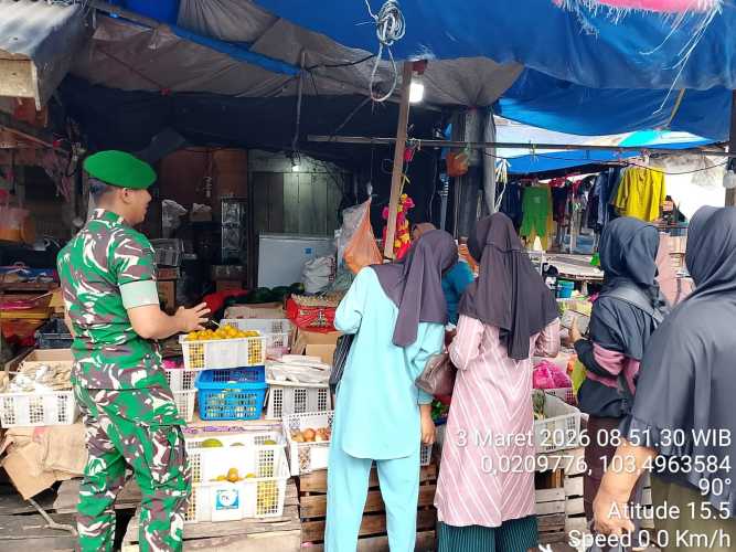 Babinsa Koramil 08/Mandah Turun ke Pasar, Pengawasan Harga Sembako Diperketat untuk Cegah Dampak Inflasi di Bulan Ramadhan