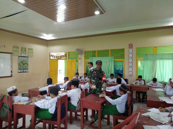 Babinsa Serda Ronal Manalu Kawal 3.045 Porsi MBG di Bulan Ramadan, Distribusi Bergizi di Wilayah Kodim 0314/Inhil Berjalan Tanpa Hambatan