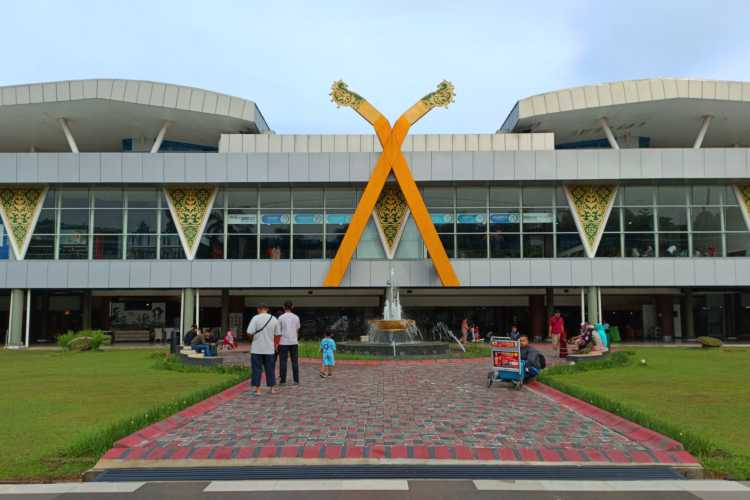 Tarif Parkir Mobil di Bandara SSK II Pekanbaru Naik per 1 Agustus, Jam Pertama Jadi Rp9.000