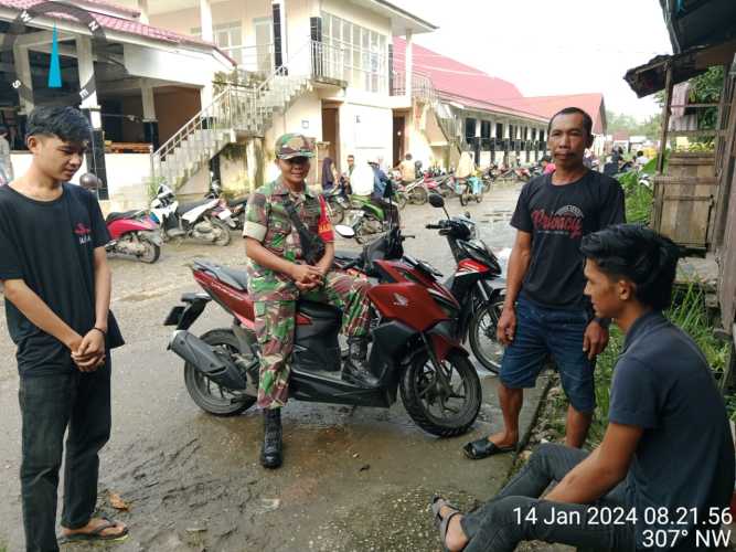 Bersama Pemuda Serda Manalu  Babinsa Kelurahan Tembilahan Hulu Jalin Silaturahmi yang Baik