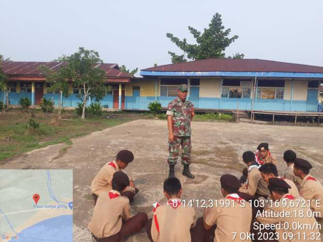 Kepada Siswa Pramuka, Babinsa Tanamkan Kepedulian Terhadap Lingkungan