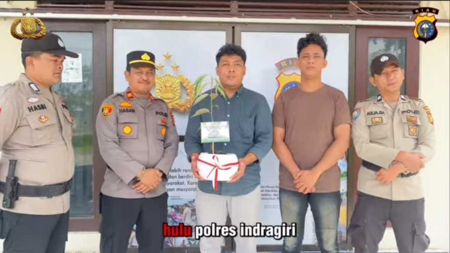 Kapolda Riau Berikan Bibit Pohon kepada Brigadir Ilham Dinata Syahputra dalam Rangka HUT ke-29