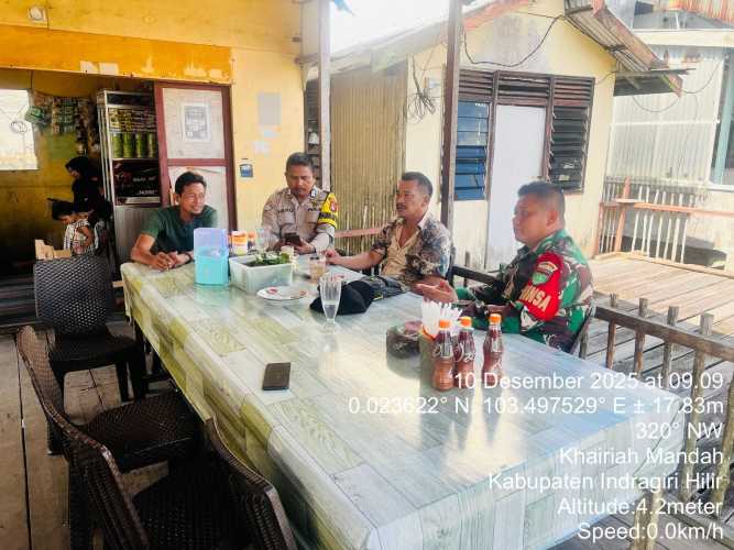 Babinsa Koramil 08/Mandah Kodim 0314/Inhil, Kopda Hendri, kembali menunjukkan komitmennya dalam menjaga kemanunggalan TNI