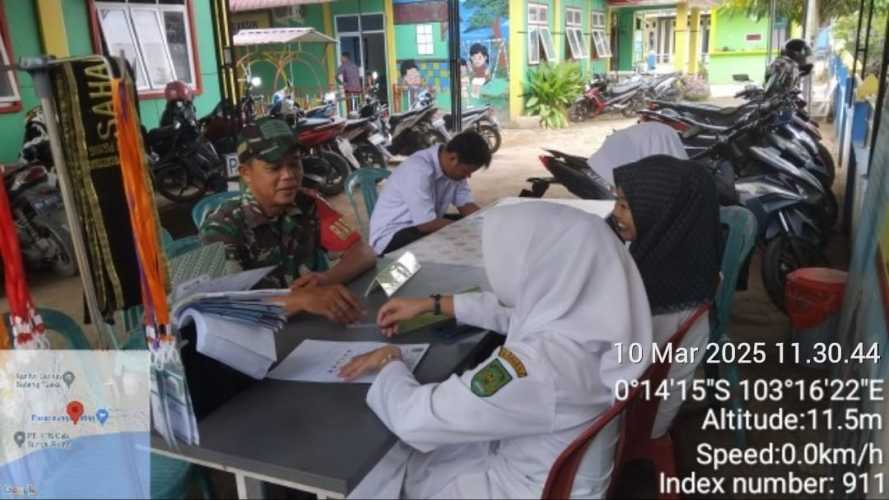 Babinsa Batang Tuaka Bersama Tenaga Kesehatan Tingkatkan Pelayanan Kesehatan