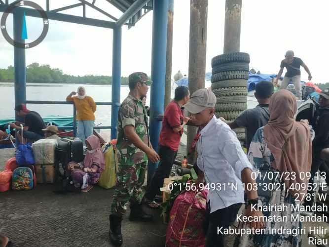 Babinsa Berikan Wejangan Keselamatan Kepada Penumpang