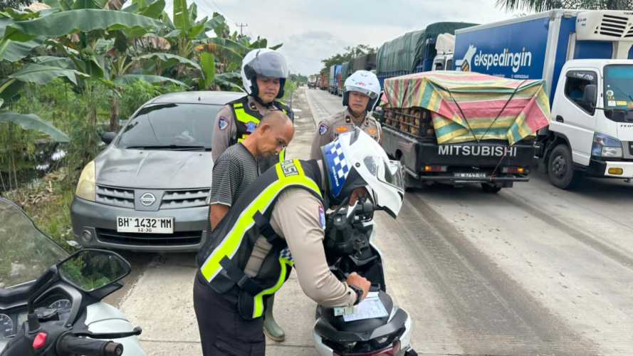 Jalan Lintas Timur Pelalawan Sempat Macet Parah, Polisi Tindak Tegas Pengendara Nakal