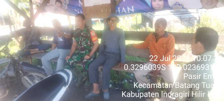 Babinsa Sampaikan Jaga Kehati hatian Ketika Menyeberang Memakai Pompong