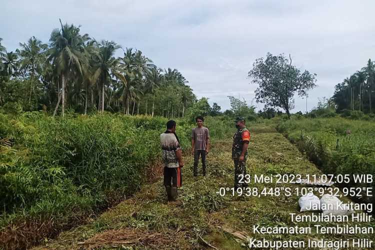 Sertu Anton ajak warga antisipasi karlahut lewat patroli dan sosialisasi